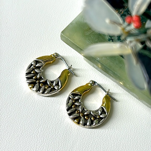 🖤Vtg Hoop earrings - Picture 1 of 9